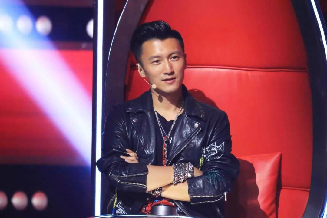 那英14岁儿子近照曝光! 皮肤黝黑身材发福! 继承妈妈审美不拘小节