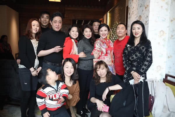 以原唱《笑脸》爆红的著名歌星谢东结婚 500明星好友到场