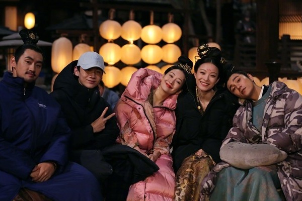 倪妮张静初与陈坤聚会,网友的评价出奇一致:倪妮太好看了图片