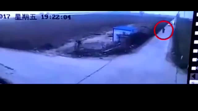 路口互不相让，结果电动车和三轮车发生惨烈车祸！  ​