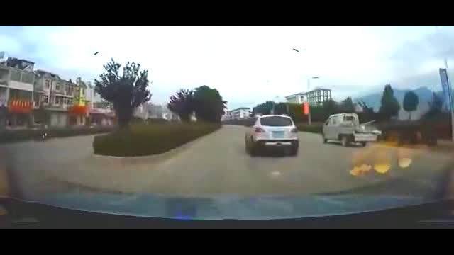 视频车被suv鸣笛催促后故意急刹，车主猛轰油门怒撞！  ​