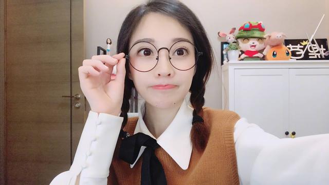 冯提莫两次登上央视,主持人都拜她为师,网友:最