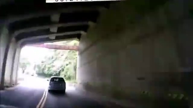 交通安全警示录---随意超车，差点要了他的命！