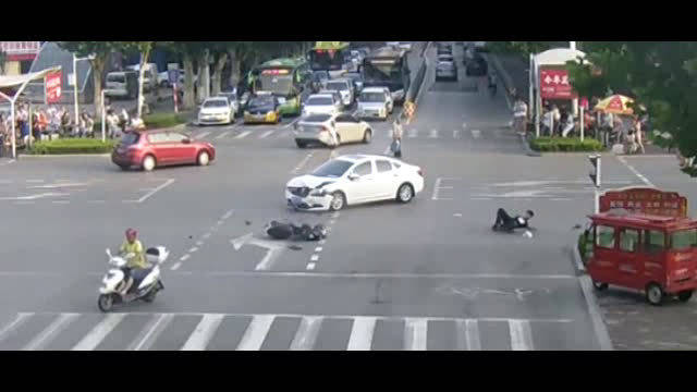 电动车闯灯怼小车，2少年飞出10米远，但愿人没事。不过