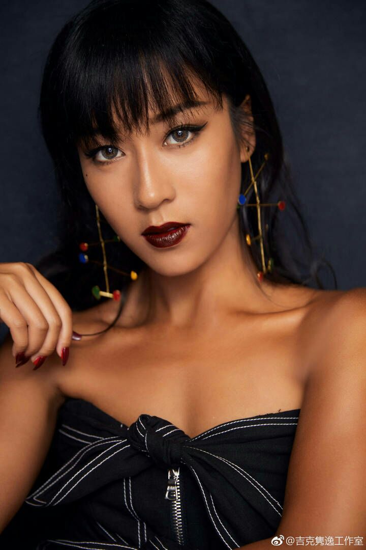 吉克隽逸泳装照,小麦肤色“黑”的非凡