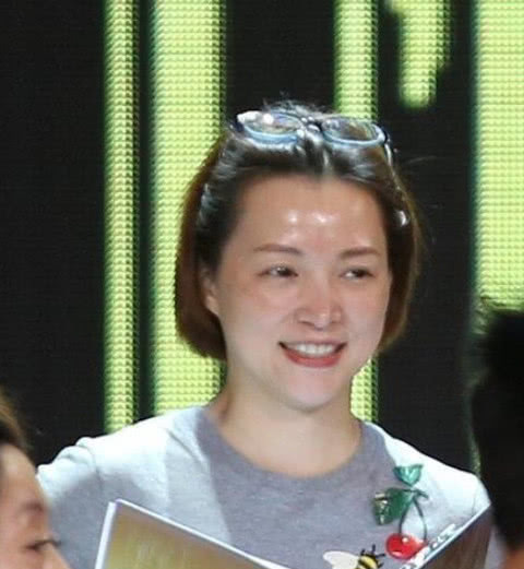 董卿素颜发福亮相节目,化妆上台后秒变女神!