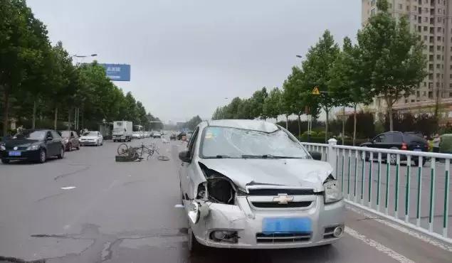 气愤!潍坊新安路发生惨剧,男子无证驾驶,一园林