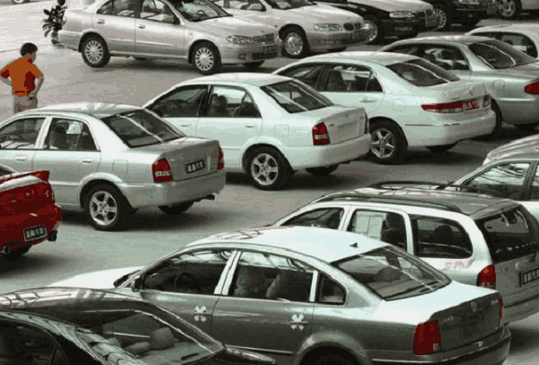 仓库库存车爆满,降价都没人买,消费者观望市场,4S店却难受了