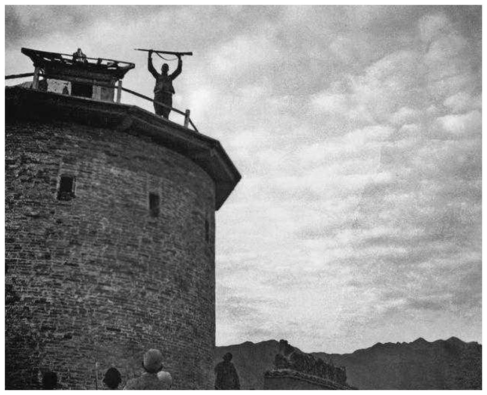 日本鬼子躲在炮楼中,易守难攻,路过农民想出一