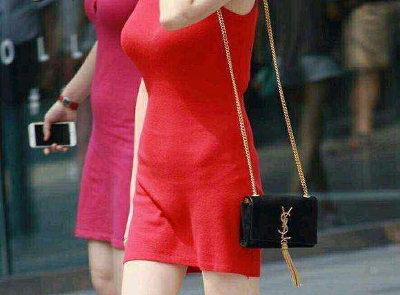 街拍极品红衣包臀裙少妇, 越成熟就越有女人