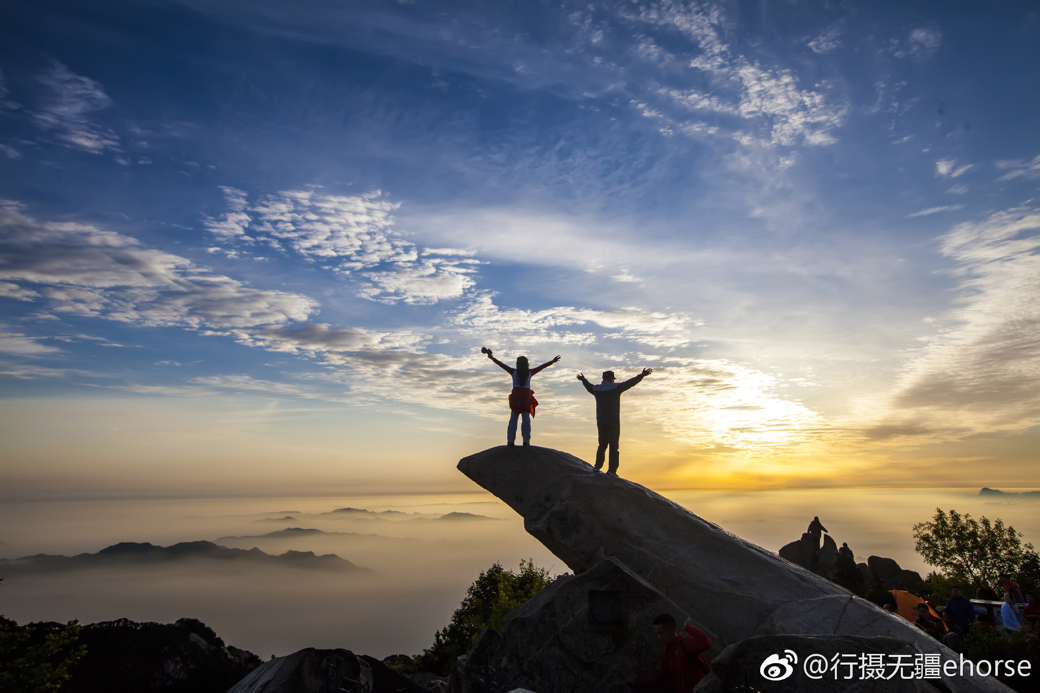 五岳独尊,巍巍泰山,能欣赏到日出或云海都是很幸运的事情