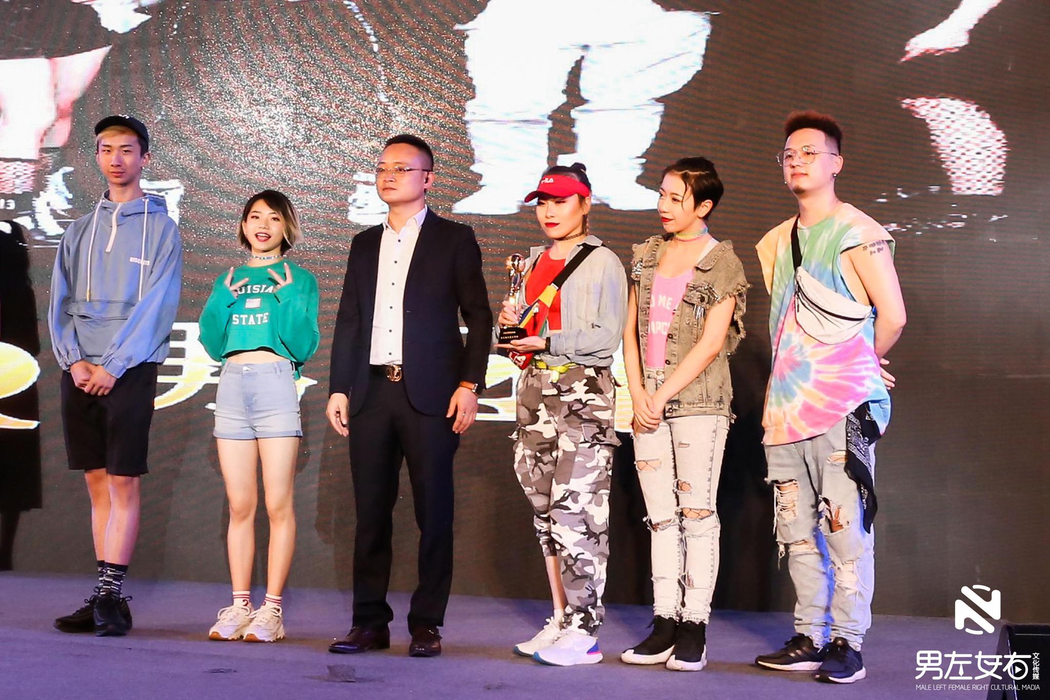 2018超级网红时尚盛典在渝举行 探讨网红经济