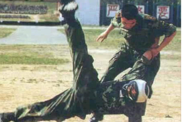 一个退伍特种兵能打多少普通人?挨揍了也不一