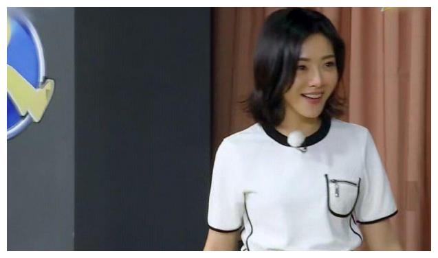 新一期的《奔跑吧》杨颖被邓家佳撕破衣服露美背,网友:哇福利!