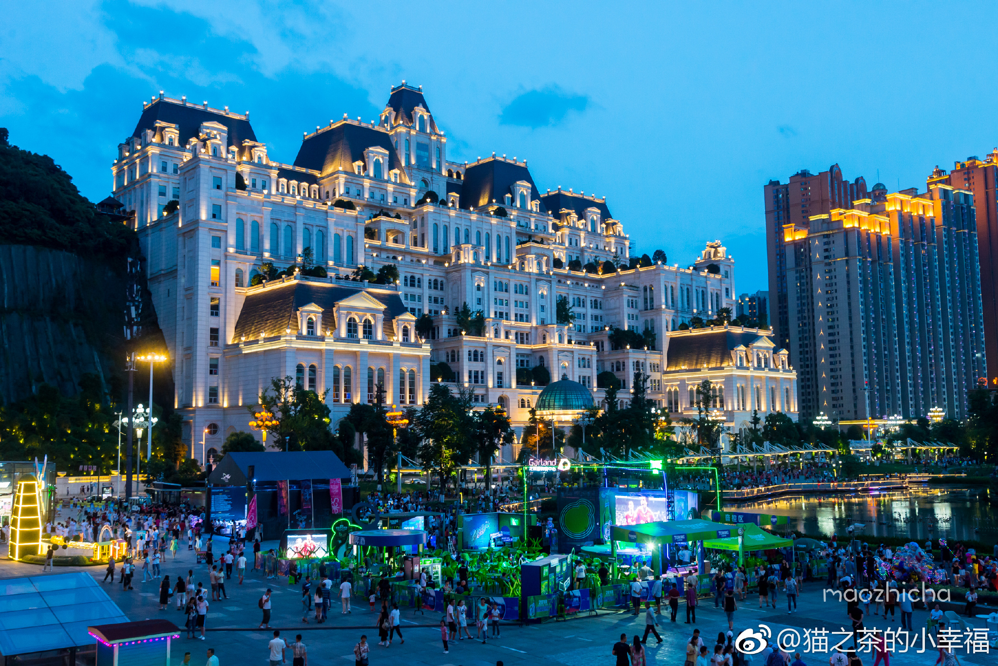 甲秀楼&花果园“白宫”,贵阳的夜景担当,你更看哪一个?