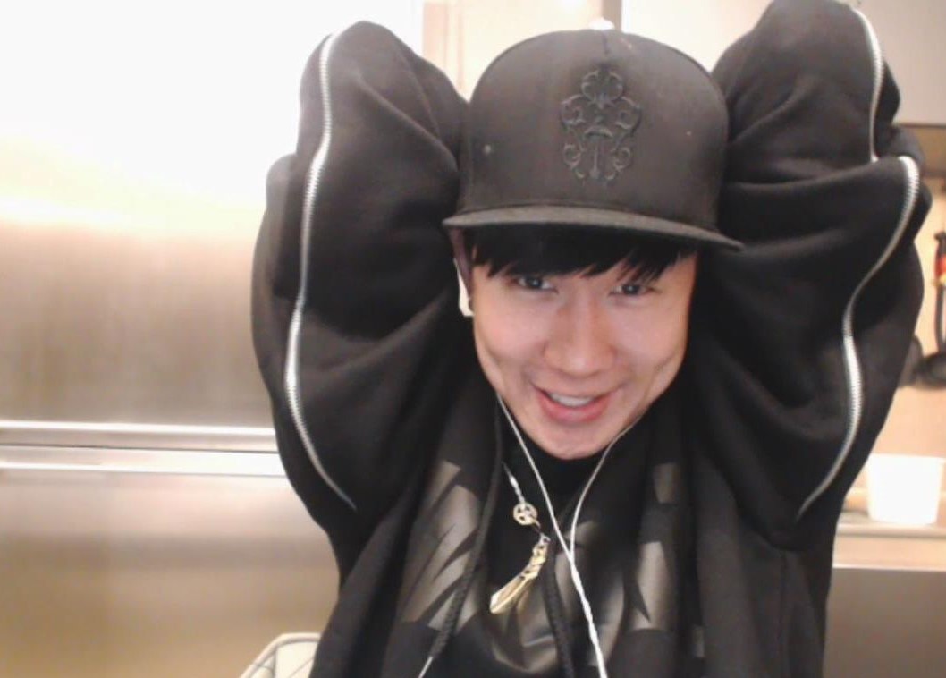 林俊杰与电竞女主播在恋爱,两人同住酒店,还在