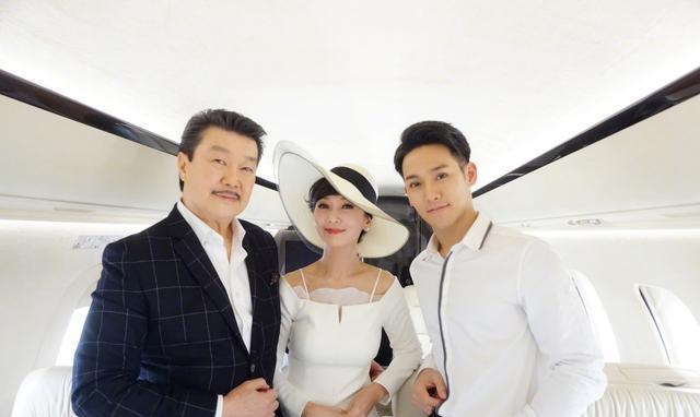 与老公儿子齐上阵拍广告 赵雅芝亲授冻龄妙方