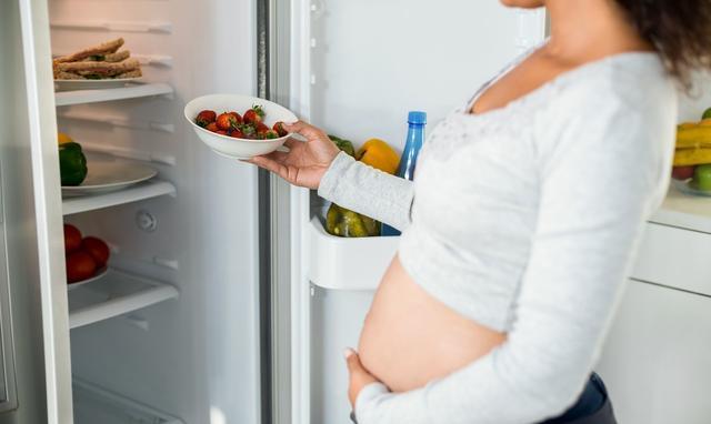 冰箱两侧很烫, 这个正常吗?