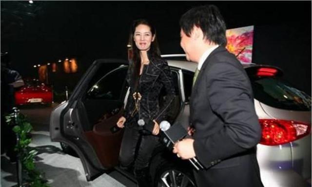 中国第一名模, 身高179, 美过范冰冰, 今43岁豪车出行, 还单身!