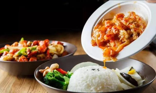 用做华为手机的思路做小龙虾盖浇饭,39块一份,一年卖出100万份