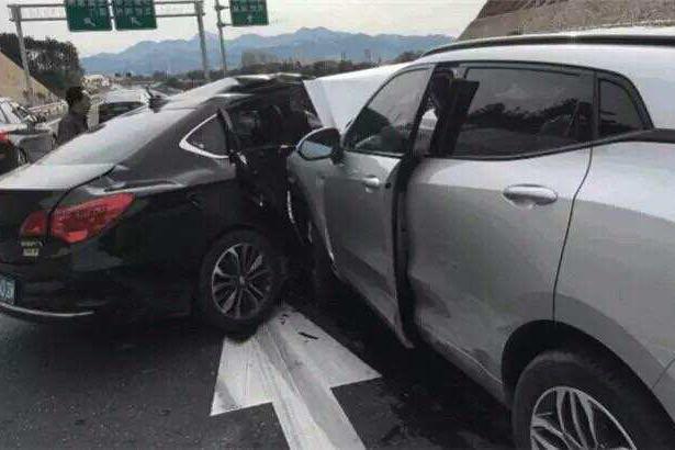 WEY VV5正面碰撞别克君威侧门，VV5车主：还好我开的是VV5！