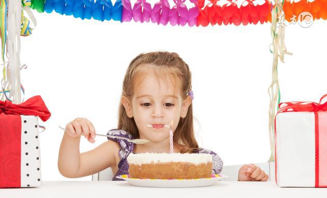 孩子2岁多了,餐餐要喂饭,如何培养小孩自己吃