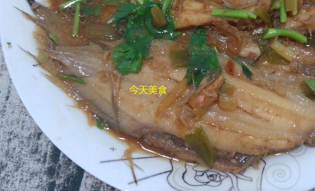 这种鱼扒皮才能吃,就一根主刺,肉嫩刺又少!