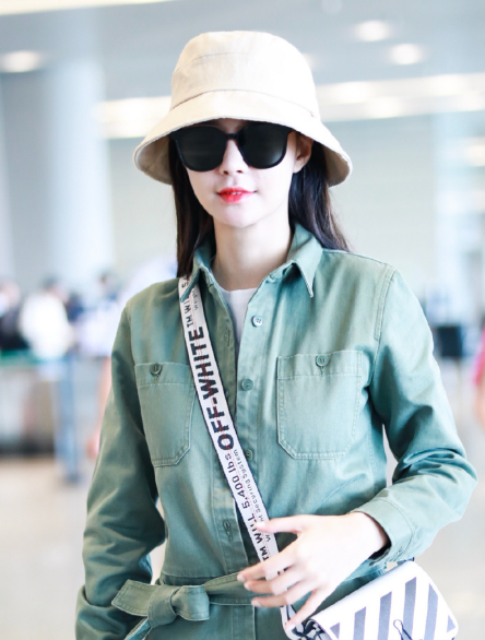 沈梦辰的机场街拍,一套军绿色连身裤随性有范