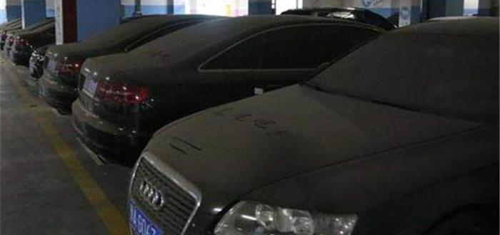 河南一近200万豪车，停放2年拖欠停车费3万，因车牌保安不敢动！