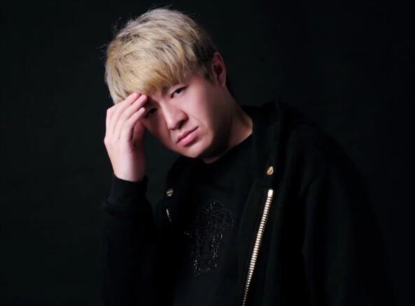 九辰哥500万助力舞帝大佛争夺头条 为何又买下白浩跟大佛对着干?