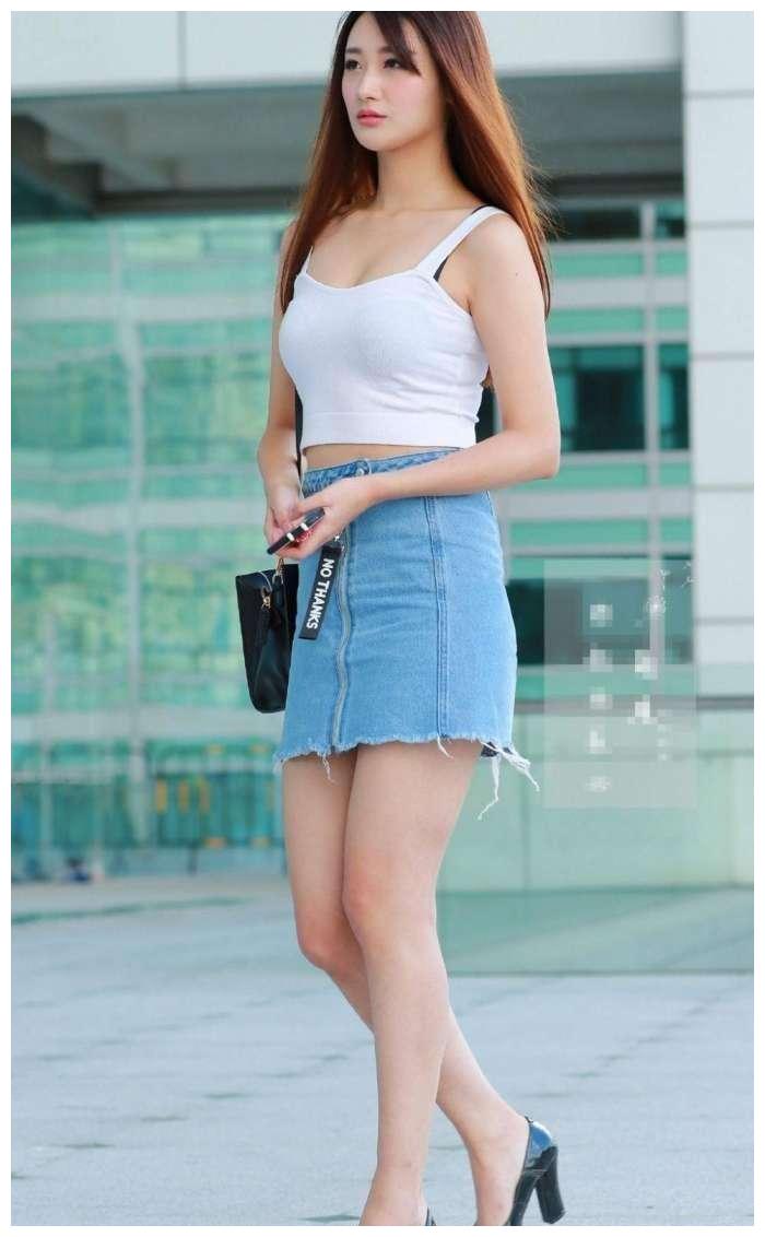 武汉街拍时尚美女,紧身裤突显大长腿