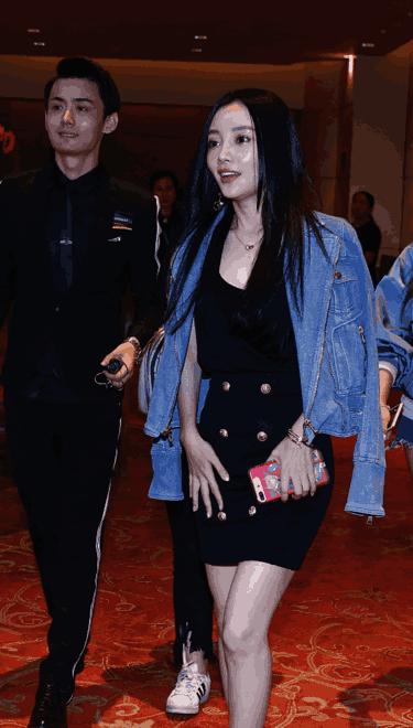 李小璐穿包臀裙,大秀美腿 网友:这个膝盖,一看就