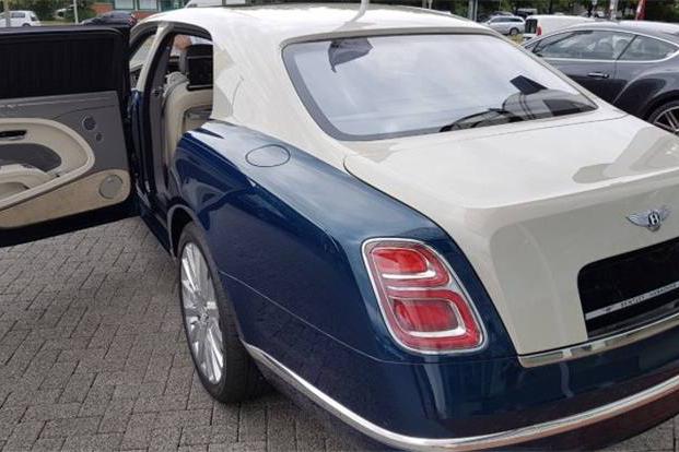 街头偶遇一辆800万宾利，看到型号时，没想到订车得等一年！