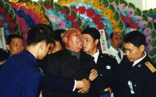 15年前惨痛的361号潜艇事故:中国海军的黑色