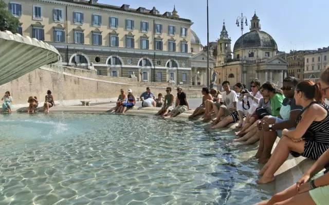 都说中国游客素质低, 这些外国人素质就高了?