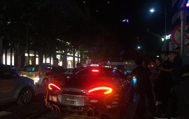 谢霆锋酒吧门口来了辆迈凯伦570S,车子不是用开的,是用托的