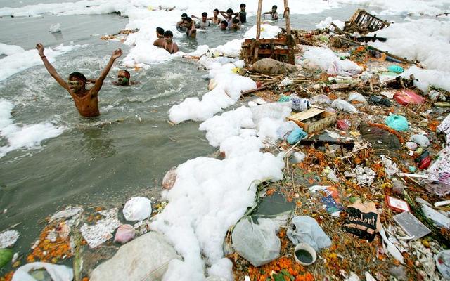 全球污染最严重的河流,河面终日漂浮白色泡沫,竟还有