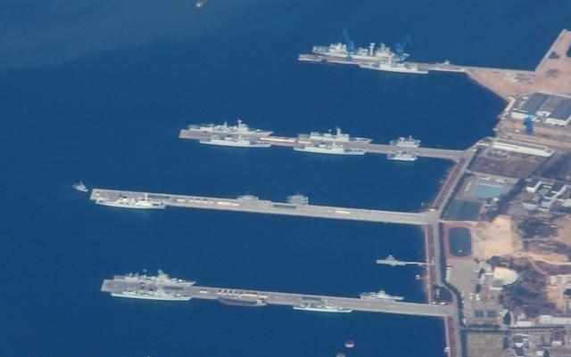 中国第一艘航母辽宁舰基地, 船多多啊! 坐等山东号航母到位!