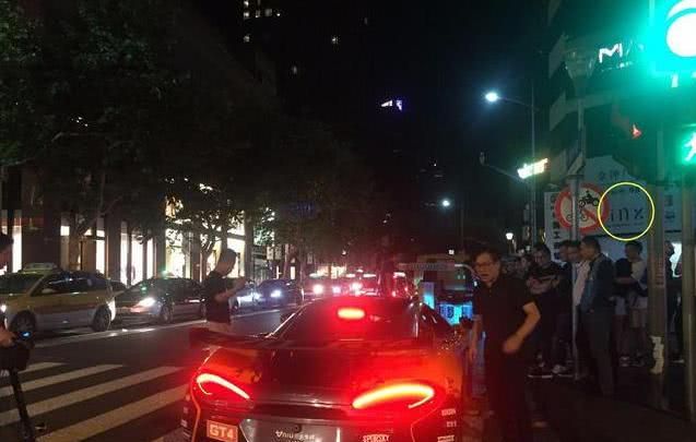 谢霆锋酒吧门口来了辆迈凯伦570S,车子不是用开的,是用托的