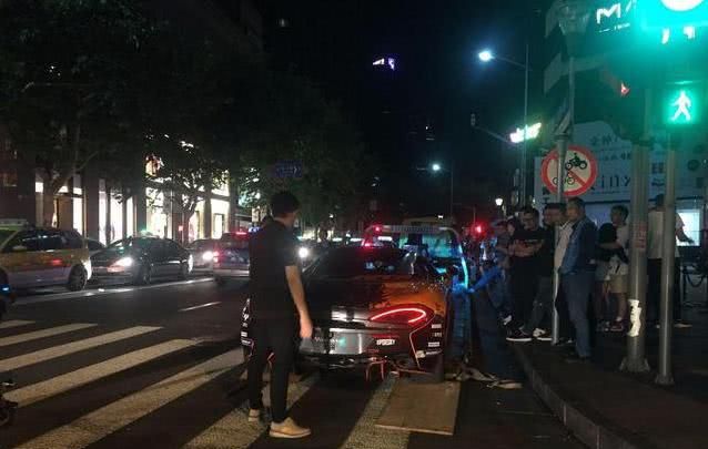 谢霆锋酒吧门口来了辆迈凯伦570S,车子不是用开的,是用托的