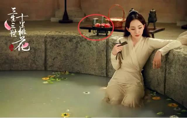 最让人羡慕的穿帮镜头,杨幂露了啥,衣衫尽湿却不敌身后的艳丽