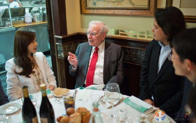 2119万!巴菲特午餐价格出炉,为何那么多人抢着