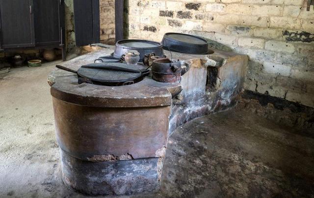 两款农村好用柴火灶,节能、无烟、多功能,农民