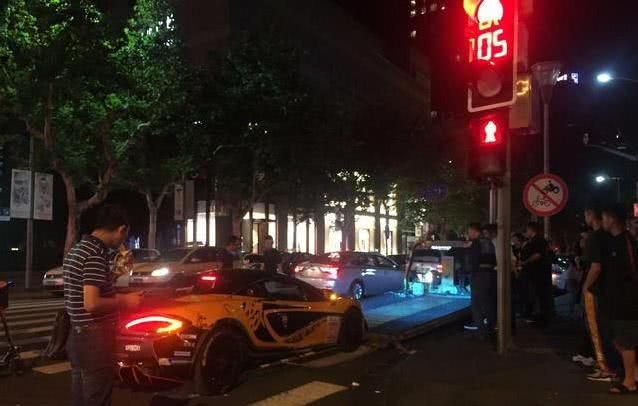 谢霆锋酒吧门口来了辆迈凯伦570S,车子不是用开的,是用托的