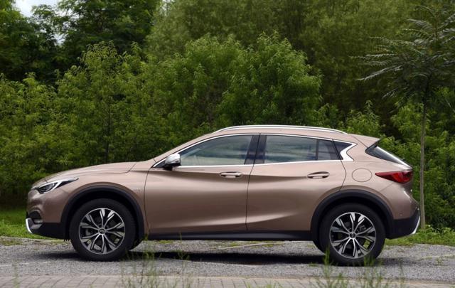 这车用奔驰平台, 用奔驰四驱, 还有全景天窗, 25万国人不买账!