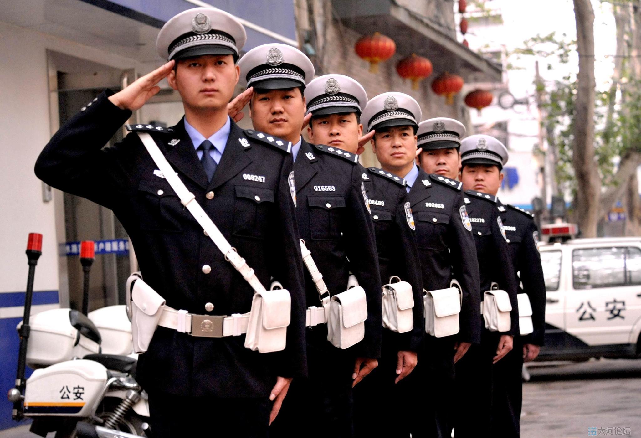 还有很多家长忙于自己的事业，对孩子的学习不闻不问。父母一方没有参与孩子的成长，这就是我们通常说的丧偶式婚姻。想让孩子好好学习只有老师辅导是不够的，一个良好的家庭氛围和关心自己的父母也是孩子成功的关键。