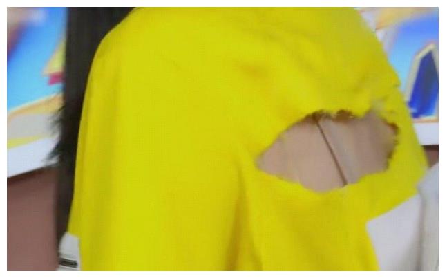 新一期的《奔跑吧》杨颖被邓家佳撕破衣服露美背,网友:哇福利!