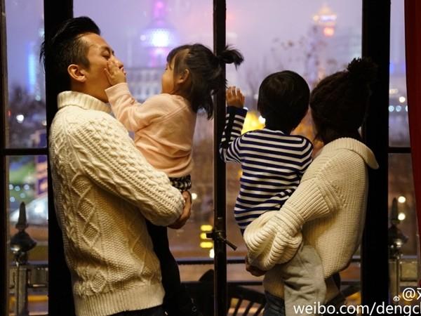 邓超到等等和小花班上讲故事 他准备的一本书让网友好奇