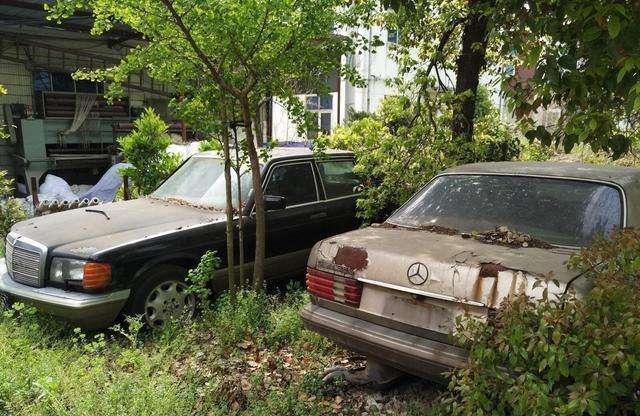 奔驰S级, 停路边20年没人敢动, 听到车主名字后, 才明白为何?