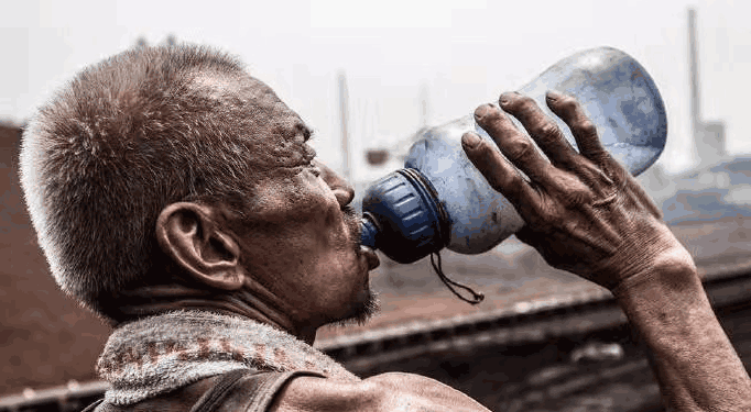 钢厂内60岁的工人, 每天卸货三百吨每吨6毛钱